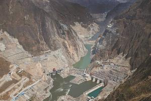 烏東德水電站二道壩工程啟動首倉碾壓混凝土澆筑