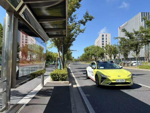 上海臨港首批無人駕駛智能網(wǎng)聯(lián)出租車正式開放運營
