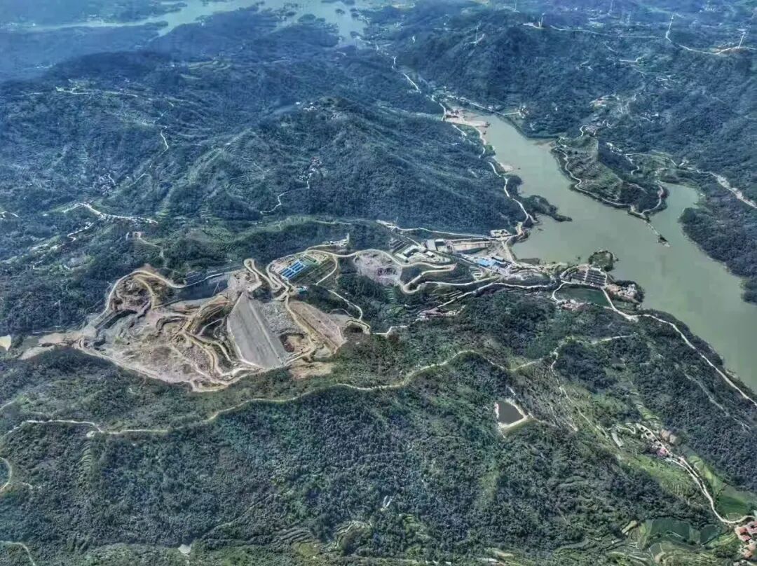 中廣核團風魏家沖抽蓄項目首臺機組發電機轉子完成吊裝